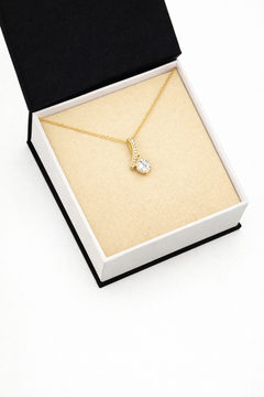 Alluring Beauty Necklace - Elegant Crystal Pendant